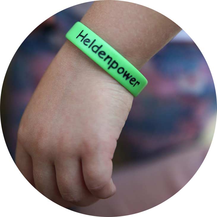 Armband mit Aufschrift Heldenpower
